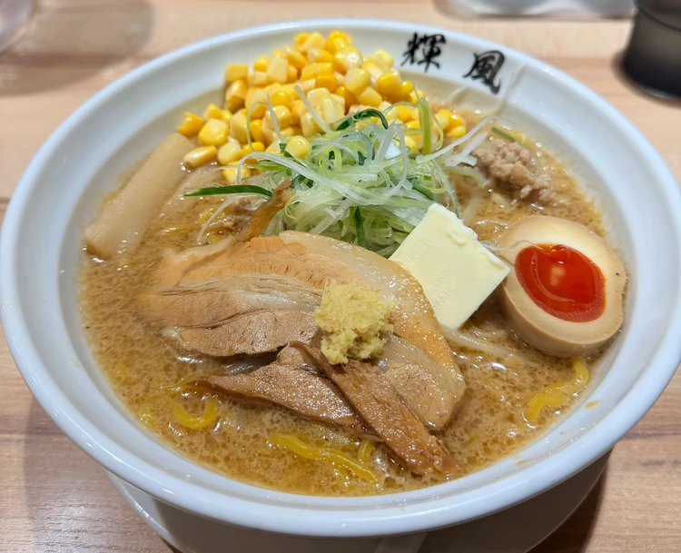 札幌らーめん輝風の元祖味噌らーめん。濃厚な味噌スープと中太縮れ麺が特徴の札幌味噌ラーメン。