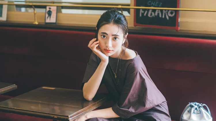【ワンピースコーデ】デニムをレイヤードし、着こなしに奥行きを【BAILA今日のコーデ】