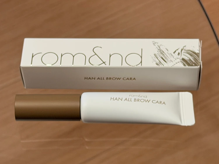 ロムアンドハンオールブロウカラが机に置かれた写真