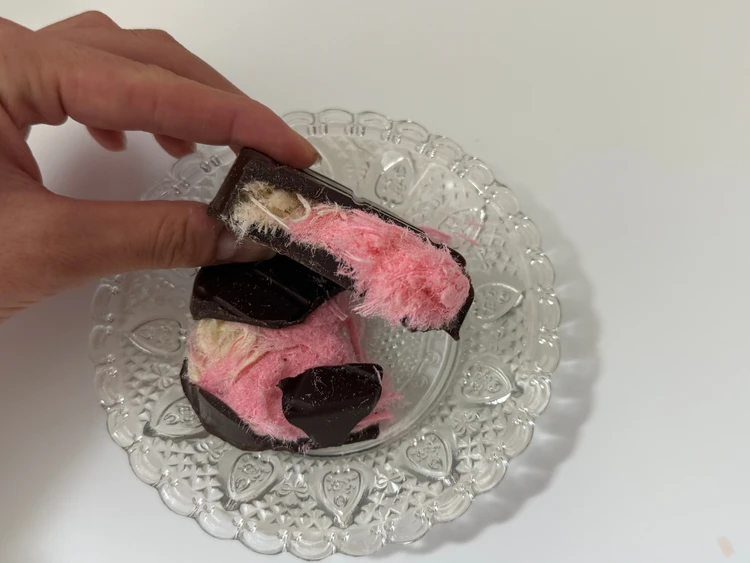 チョコを割った図。色味がピンクとホワイトでかわいいです。