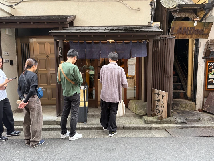 池袋の路地にひっそり佇む和菓子屋『すずめや』。開店前から行列ができる人気店