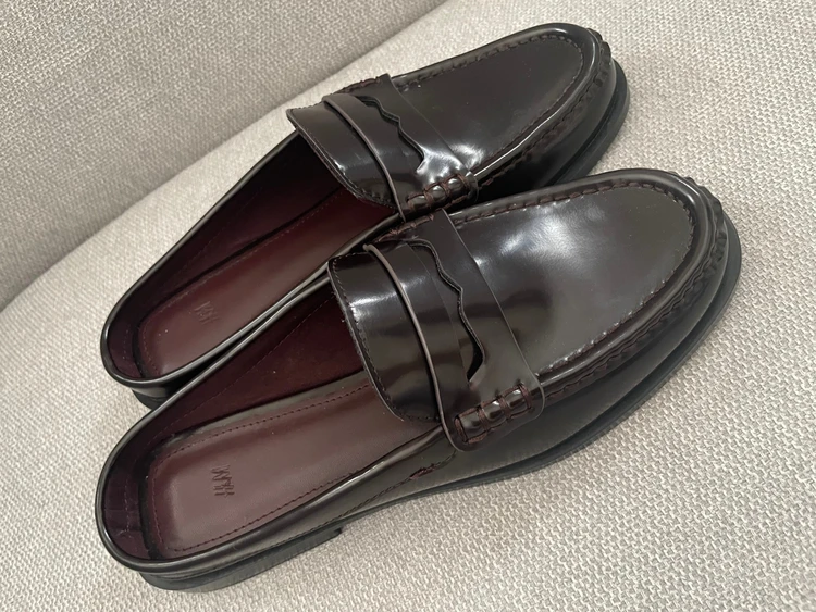 H&Mのローファーミュールがかわいい！秋コーデをランクアップさせるバーガンディカラー！_3