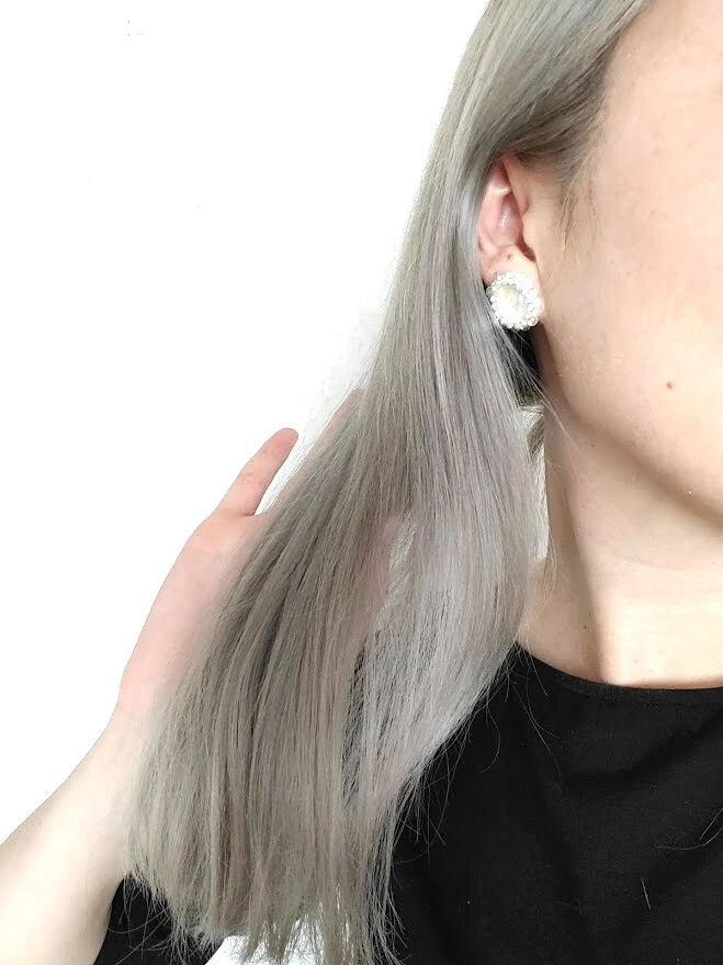 グレージュ　ヘアカラー　セミロング