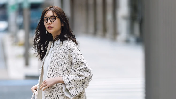 【ツイードジャケットコーデ】ブルゾン感覚で楽しむ新顔ジップアップで通勤コーデに洒落感を【BAILA今日のコーデ】