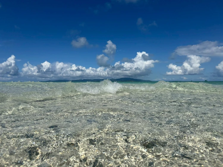 幻の浜で波が双方向から打ちつける様子