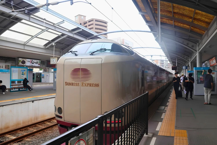 高松駅に到着したサンライズ瀬戸