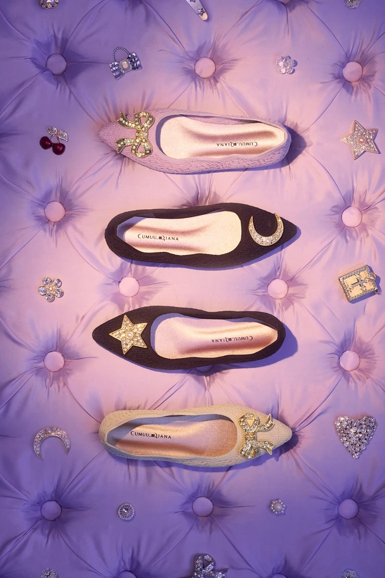 クムウ_ダイアナ　モチーフ付きシューズ