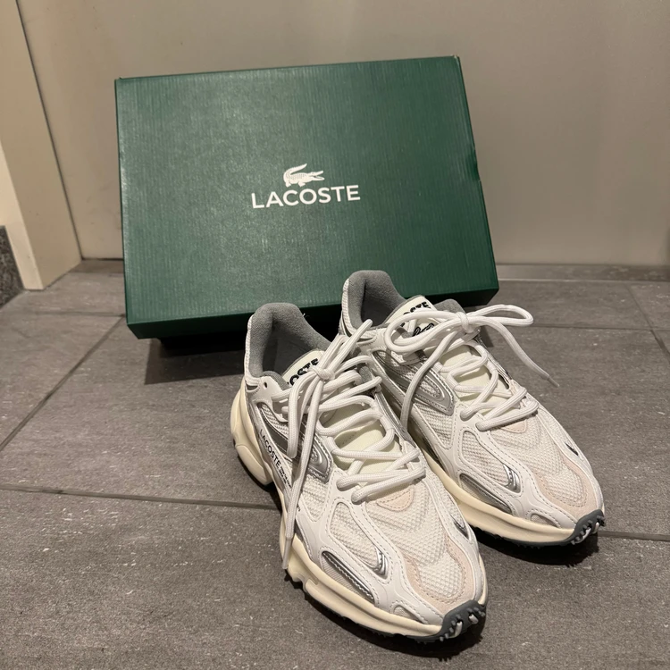 履くだけでコーデがまとまる！ラコステの白スニーカー_1