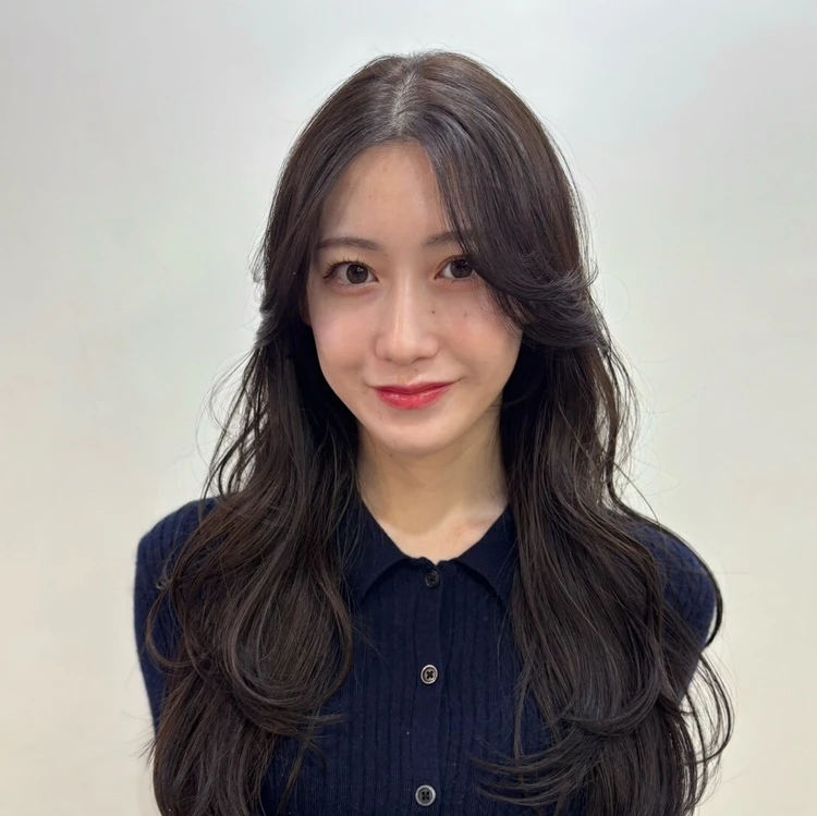 【ロング・30代大人の髪型】面長さん向けヘア・エアリーなロングレイヤー