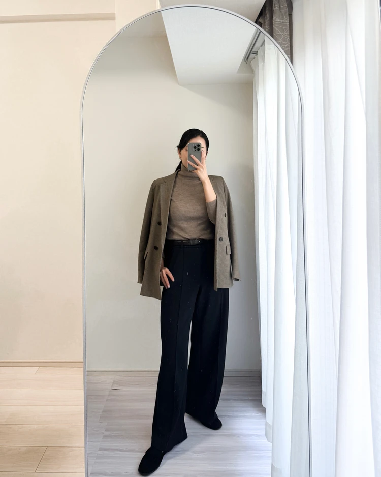 UNIQLOブラッシュドジャージーワイドパンツを使ってオフィスカジュアルコーデ。上はベージュのタートルネック、ジャケットはチェック柄を合わせました!