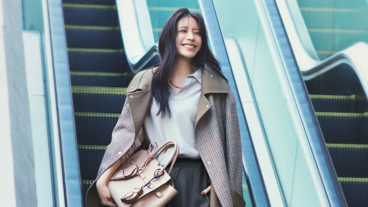 【スラックスコーデ】ニュアンスカラーが得意になるグレーワイドパンツを新定番に【BAILA今日のコーデ】