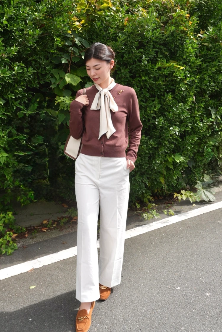 H&Mのブラウンカーディガンに白のボウタイブラウスとUNIQLOの白パンツを合わせた秋の通勤コーデ