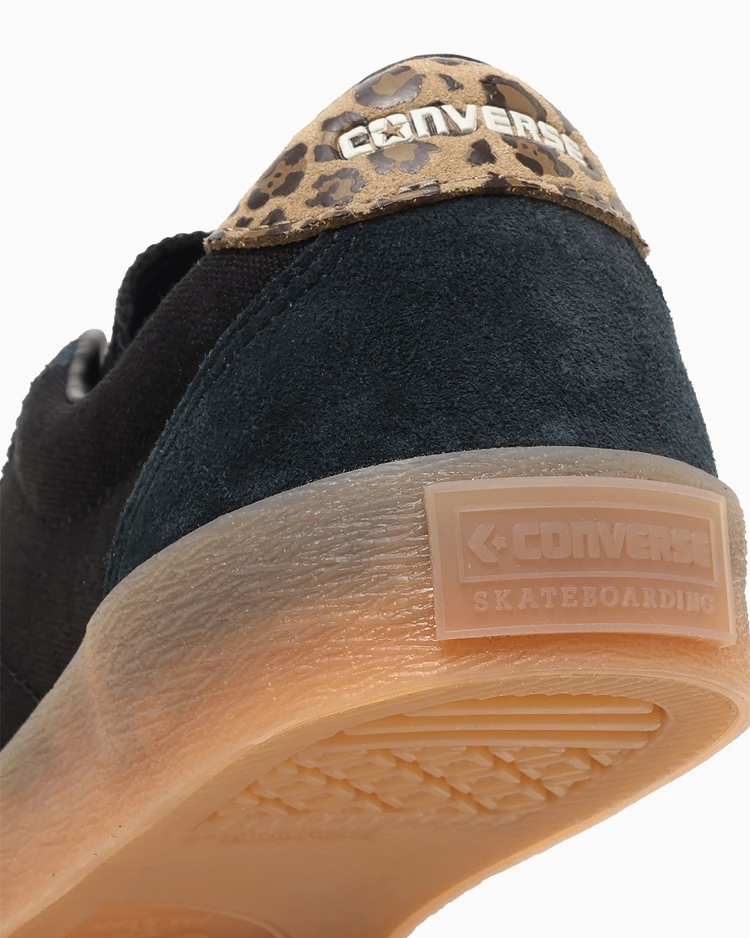 腰のC&Sロゴやバックチップにレパード柄を採用