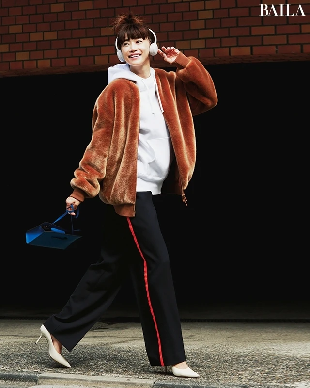 スポーティに女っぽさをしのばせ足どり軽やかにオフを満喫！