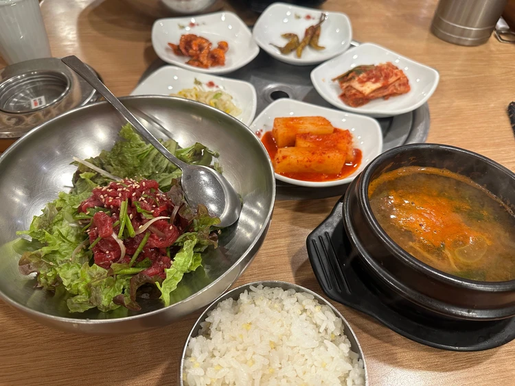 ヨンチョンヨンファのユッケビビンバと、セットでついてくるスープ