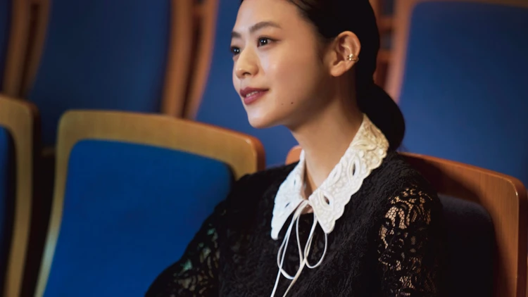 【名品バッグコーデ】歴史を紡いで再構築されたセリーヌのバッグを着こなしの仕上げに【BAILA今日のコーデ】