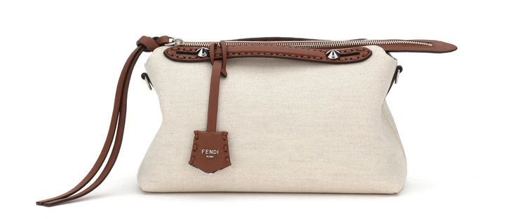 「バイ ザ ウェイ」バッグ ミディアム ¥385000(H17×W29×D13cm)