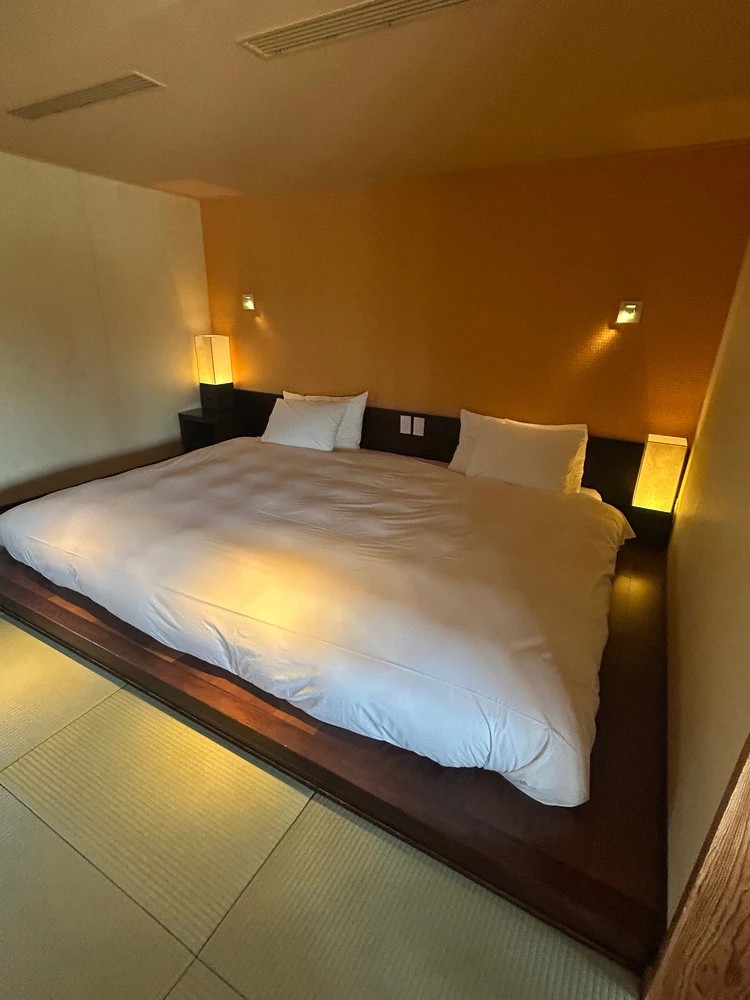 寝室にある大きなキングベッド