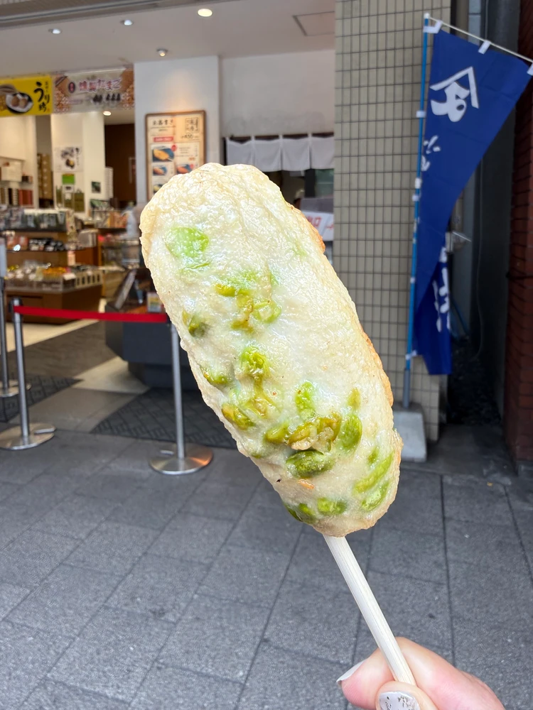 箱根湯本 食べ歩き 揚げかまぼこを持った様子