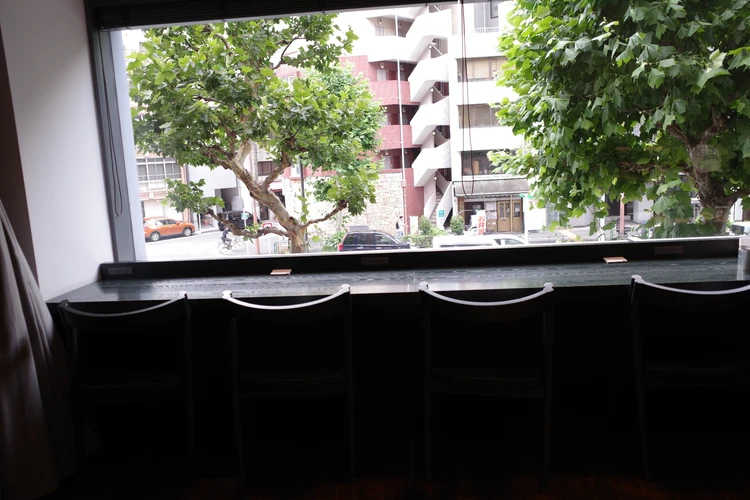 窓際席 カウンターカフェ