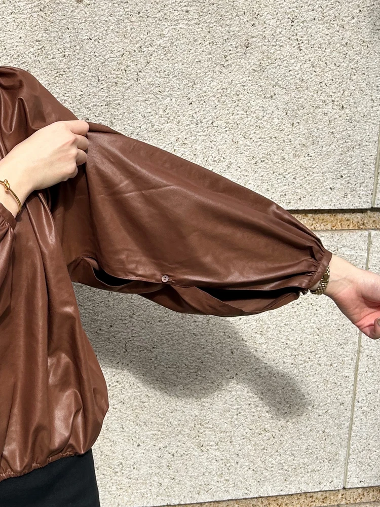 BIANCA×スーパーバイラーズ コラボ レザー見えバルーントップス 袖下写真 ケープ風