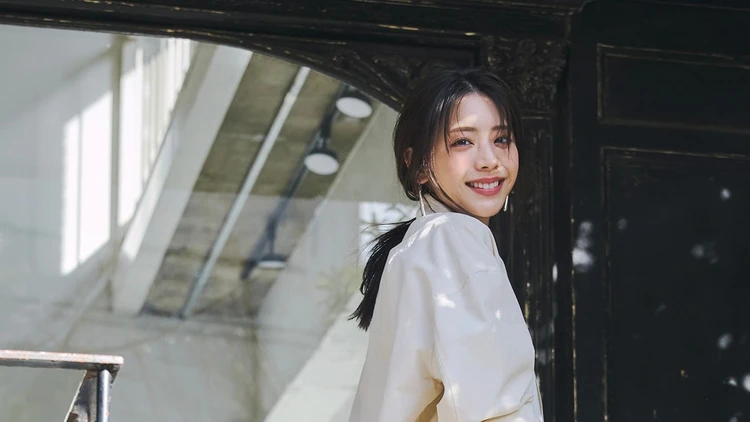 【シルバースニーカーコーデ】スカートコーデはラフな足元で抜け感を【BAILA今日のコーデ】