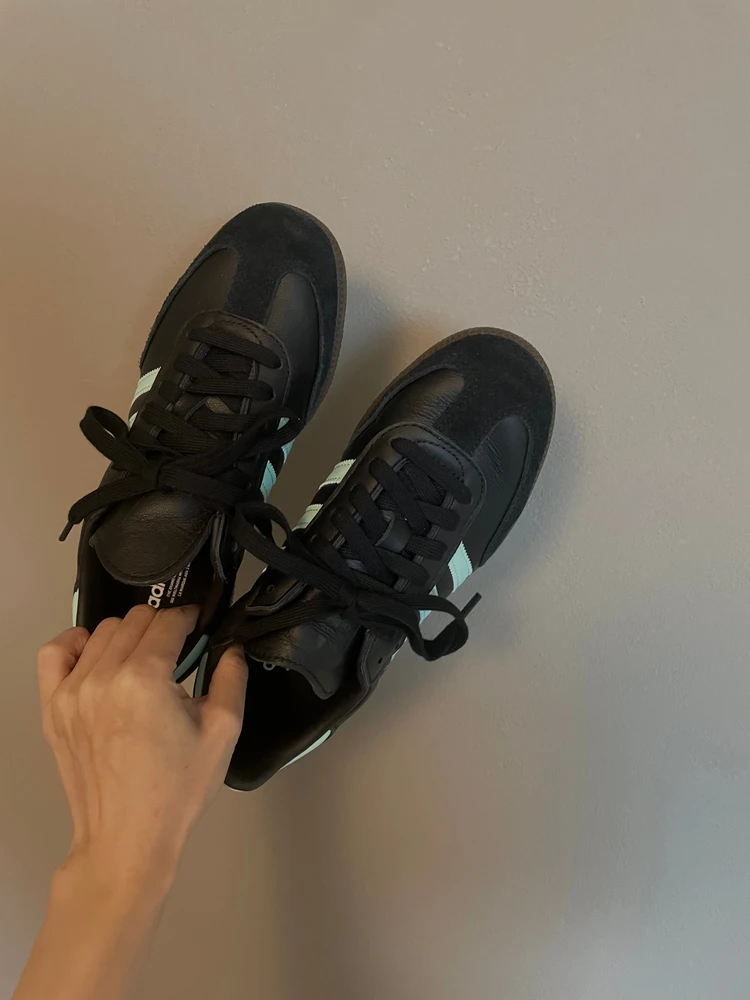 【薄底スニーカー】大人が履きたいadidas OriginalsのSAMBA OG。サイズ感・履き心地・コーデ_2