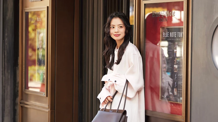 【スクエアバッグコーデ】端正な「プラダ」のバッグを着こなしの引き締め役に【BAILA今日のコーデ】