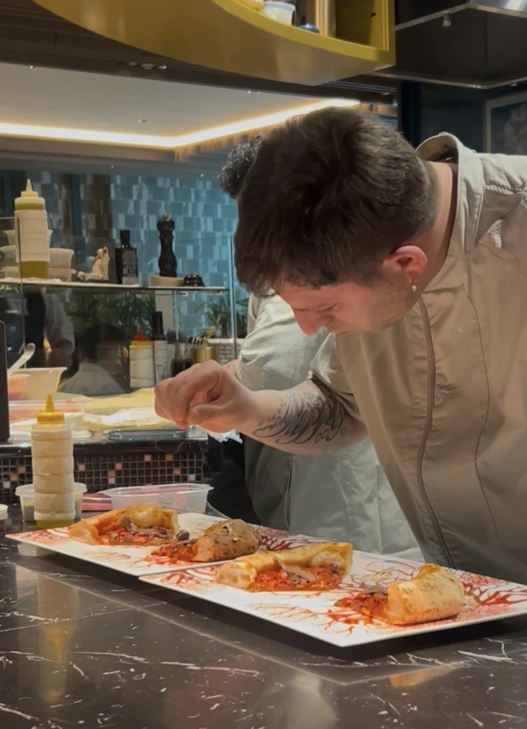 「リストピッツァ バイ ナポリスタカ」のオーナー、ペッペさん。アジア1位のピザを焼き上げる実力派でありながら、ゲストを笑顔にする陽気なキャラクターで親しまれるオーナー。