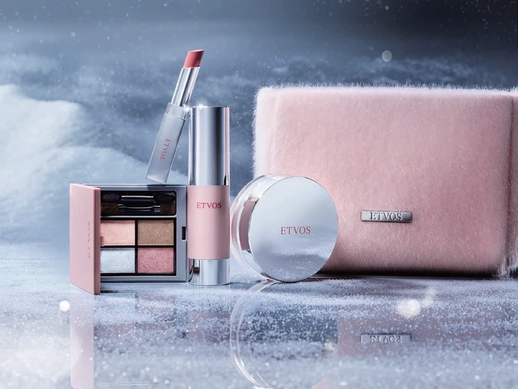 ETVOS エトヴォス 2025 ホリデーコレクション クリスマスコフレ 限定コフレ エトヴォス 2025 ホリデーコフレ 限定1種 ¥9900(2025年11月5日限定発売) セット内容:ミネラルインナートリートメントベース マカロンピンク(SPF31・PA+++)、ミネラルルーセントパウダー スノーパール、ミネラルクラッシィシャドー クワイエットグラム、ミネラルシアールージュ フローズンピンク