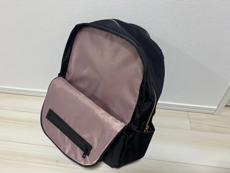 収納力抜群　通勤リュック　高機能リュック　リュックの外ポケットにハンカチを入れる様子　UNITED ARROWS green label relaxing