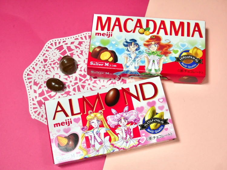 美少女戦士セーラームーンと明治がコラボしたアーモンドチョコレートとマカダミアチョコレート