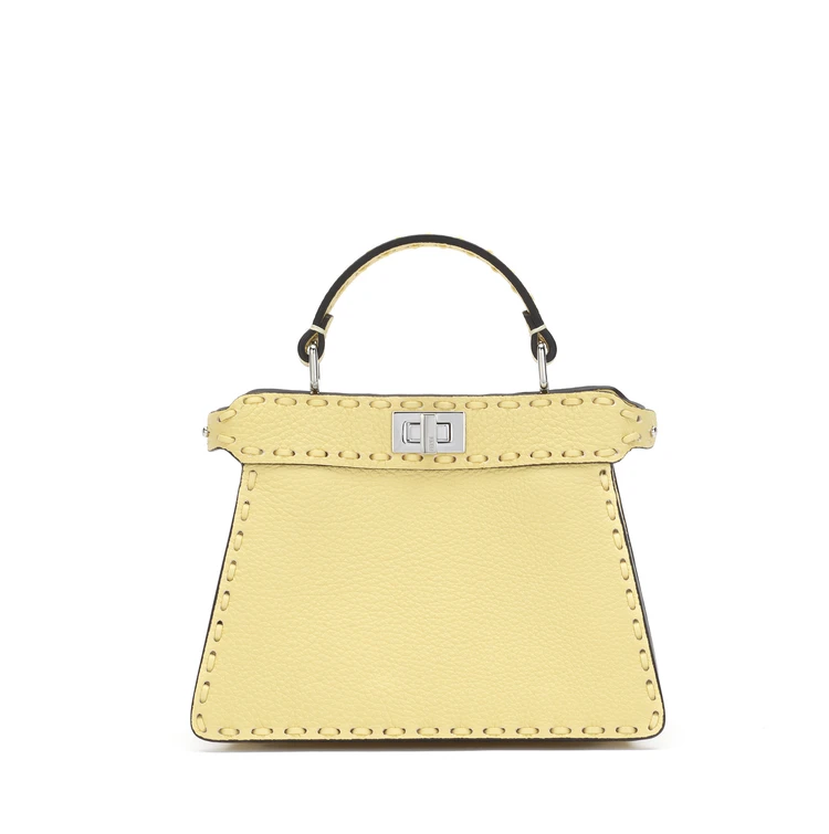 「FENDI（フェンディ）」のバッグ「ピーカブー ISeeU プチ」