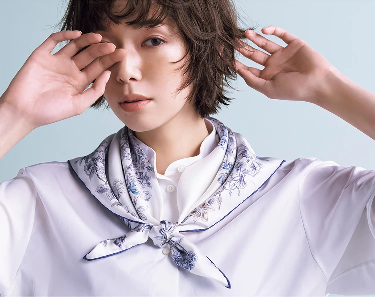 佐藤栞里 セーラーカラー風のスカーフ使いに個性がキラリ