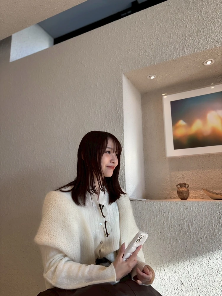 【肩がけニットでおしゃれ上級者】マフラーを巻くより垢抜ける冬のニットの上手な使い方_2_1