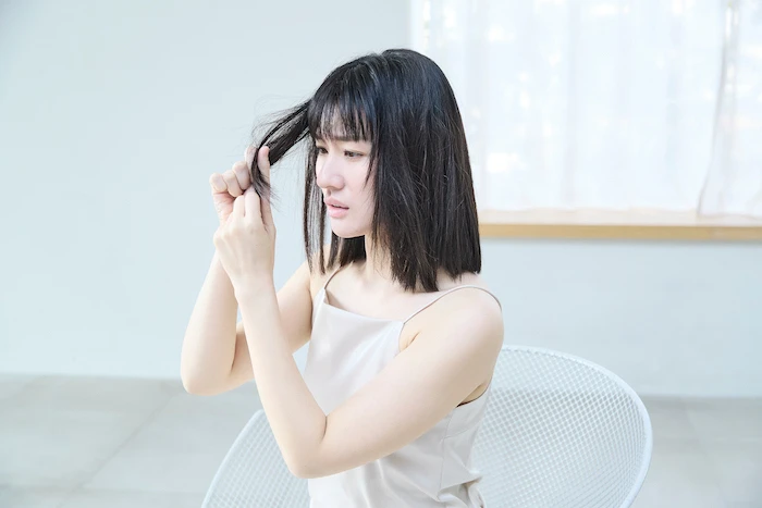 髪ダメージに悩む女性のイメージPh