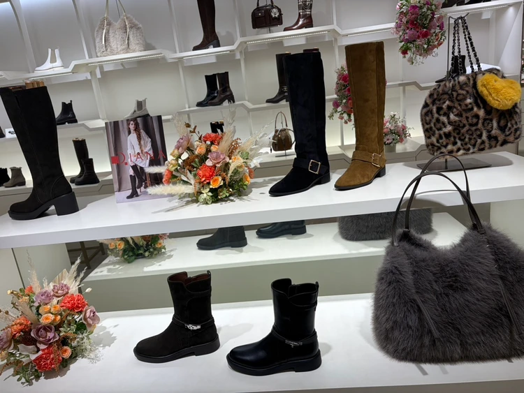 DIANA「2026 Winter」展示会へ。秋冬の足元を彩るブーツ＆バレエシューズに注目_1