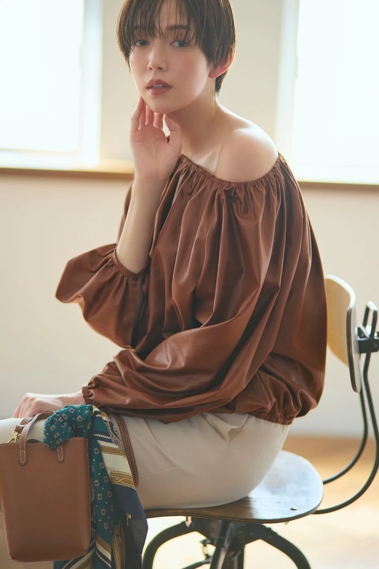 佐藤栞里 レザー見え バルーントップス