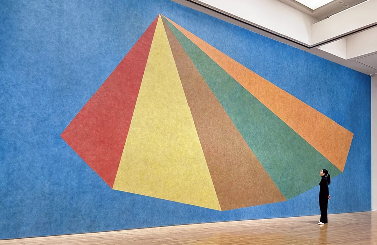 《ウォール・ドローイング #770　 カラー・インク・ウォッシュを 塗り重ねた非対称のピラミッド》 1994年9月初回展示