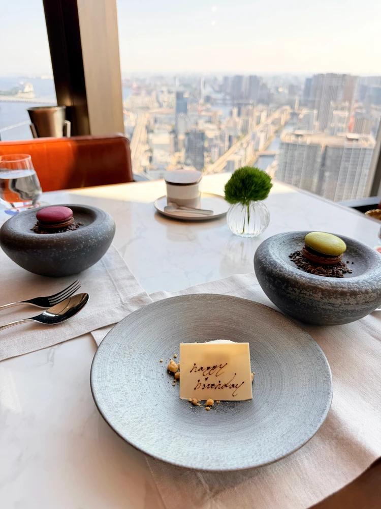 フェアモント東京 ホテルランチ お祝いランチ マカロン オーシャンビュー