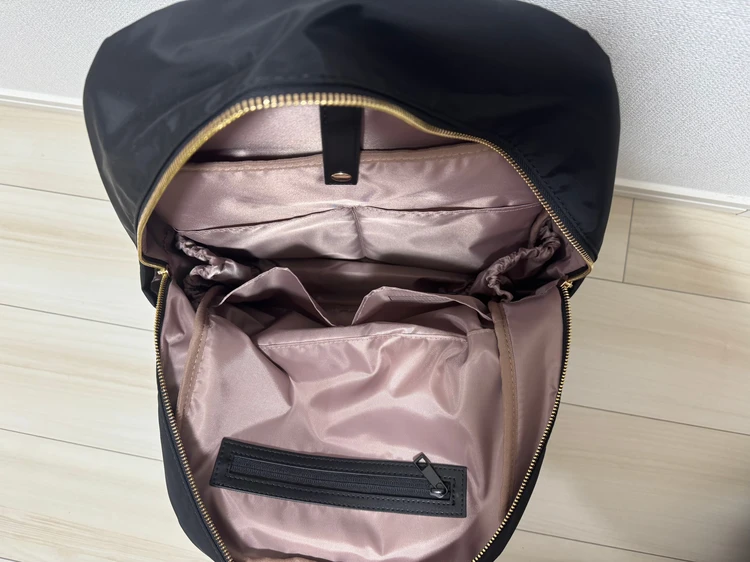 メイン収納　通勤リュック　高機能リュック　リュックの外ポケットにハンカチを入れる様子　UNITED ARROWS green label relaxing