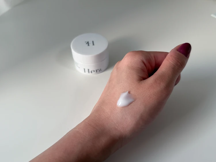 クリームを手に取っている写真