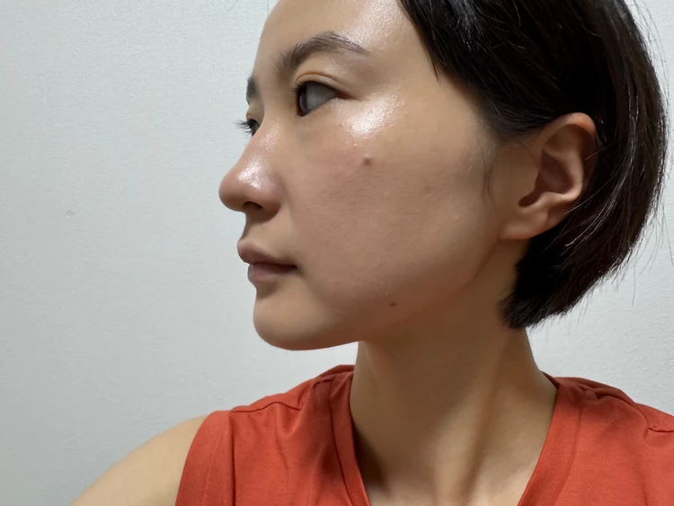 SHISEIDO メーキャップ「エッセンス スキンスムース ファンデーション」とSHISEIDO メーキャップ「DAIYA FUDE フェイス デュオ」を使ってベースメイクをした横顔