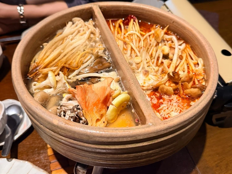 紅湯と白湯の二種類のスープが楽しめる仕切り鍋、きのこと野菜がたっぷり