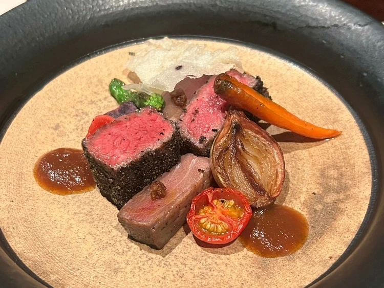 肉料理｜熟成サーロインとマグロの炭火焼き