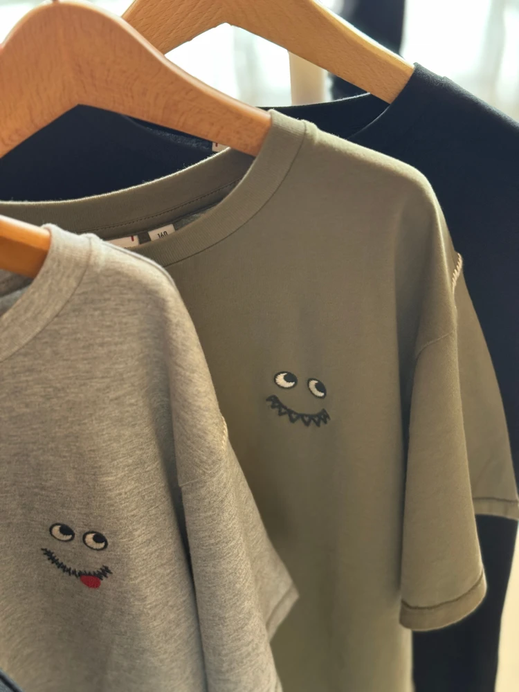 ユニクロ　アニヤ　ハインドマーチ ANYA HINDMARCH UNIQLO 2025　夏 新作　発売　KIDS キッズ　KT1EASY　クルーネックT