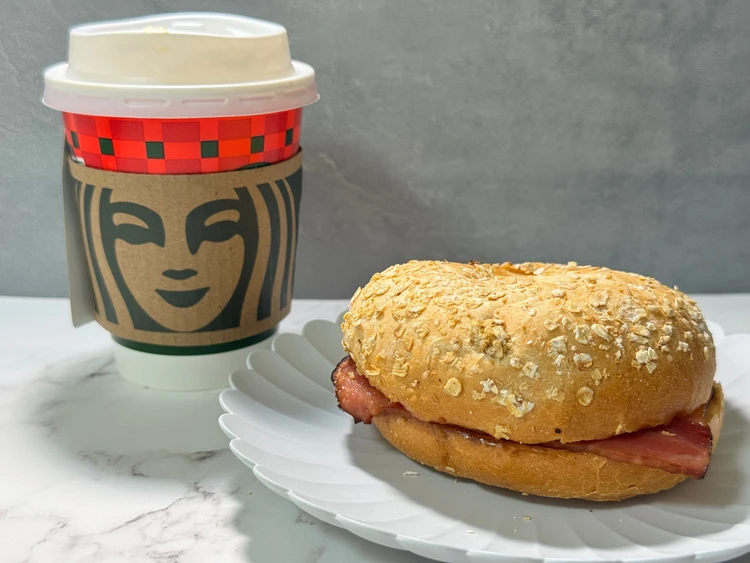 【最速レポ】スタバ新作「トリュフスープチーノ」×「ベーコンエッグチーズベーグルサンド」を実食!_1