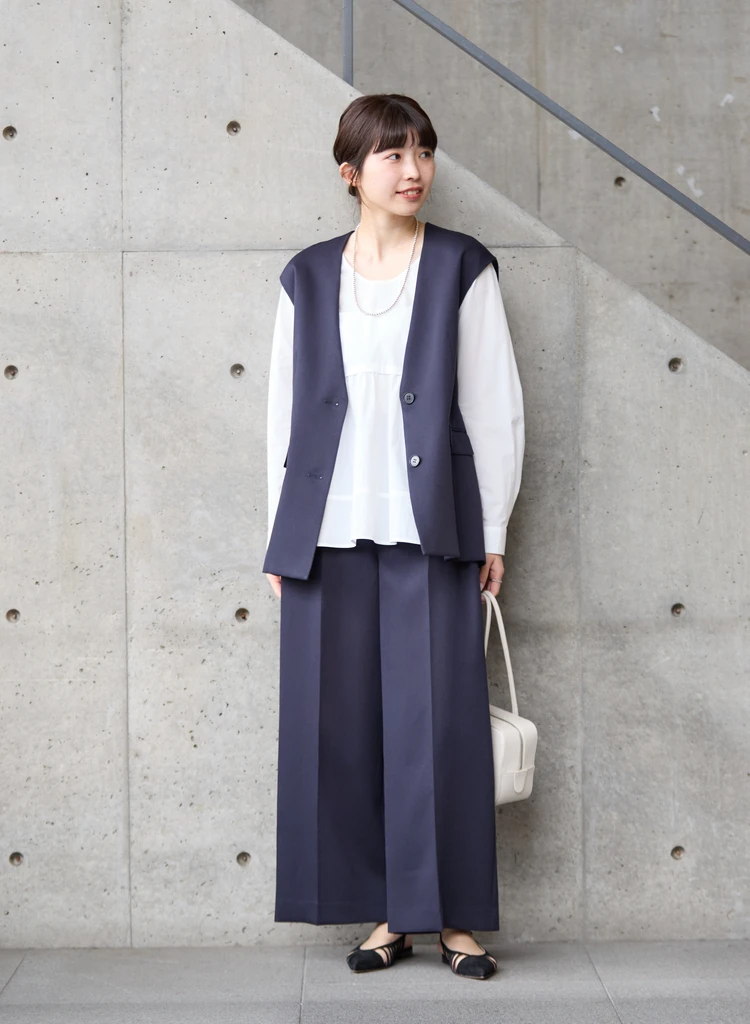 マルティニーク　Vネックジレ／タックパンツ　着用画像