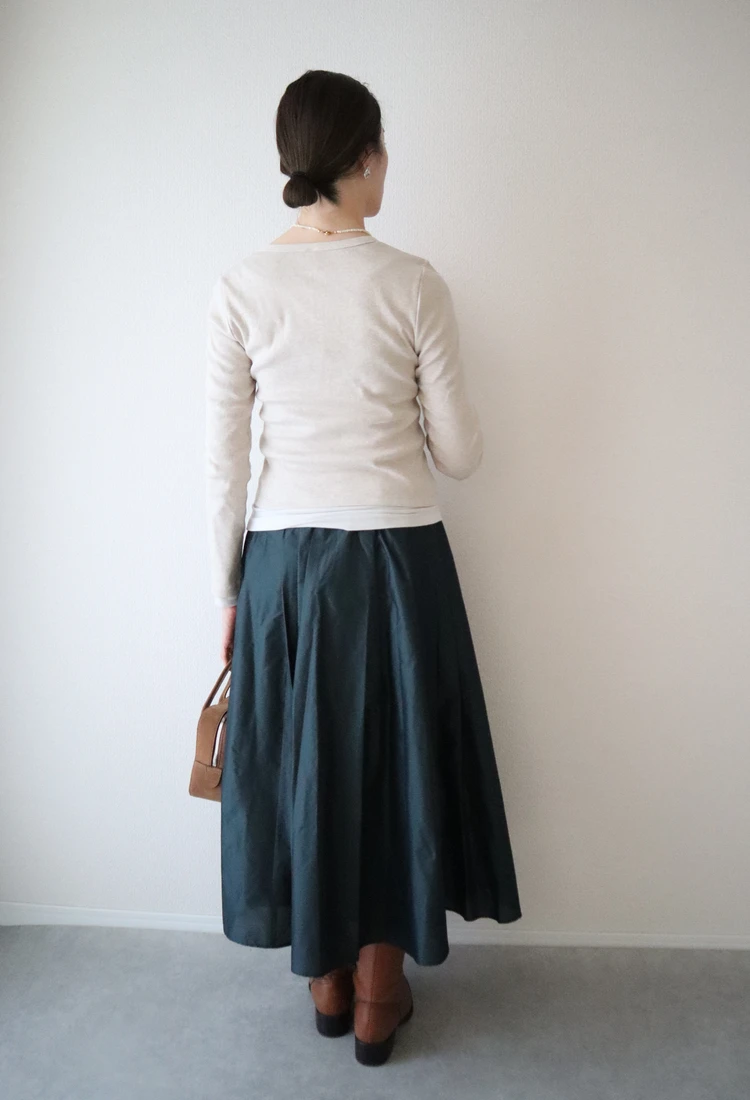 MICA　＆　DEAL　マイカ　ディール　タックギャザーメモリースカート　GREEN　コーデ　後ろ