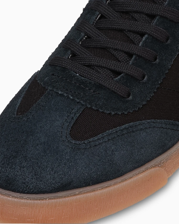 ブラックのシューレースのほかホワイトのスペアシューレースを付属